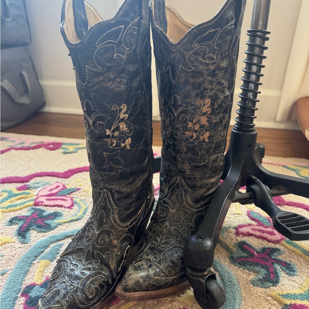 Corral Embroidered Cowboy boots